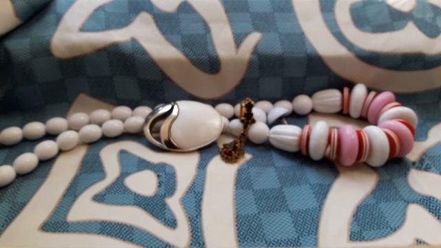 46. Винтажные украшения, броши и пластиковые бусы. смотреть онлайн