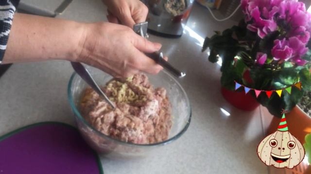 Идеальные #КОТЛЕТЫ / СЕКРЕТ правильного фарша, который не разваливается! КОТЛЕТЫ БЫСТРО И ВКУСНО смотреть онлайн