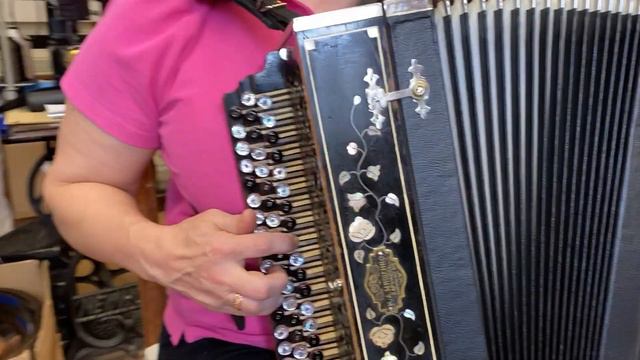 Demonstration of a Ukrainian vintage bayan. Bayan was made by Mischenko in Kharkov. смотреть онлайн