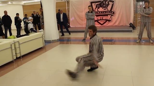 Альметьевский "Нефтяник" открыл сезон. Танцуют Funky People смотреть онлайн