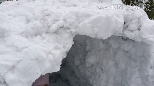 Аномалия природы.Снежная крепость в конце апреля. смотреть онлайн
