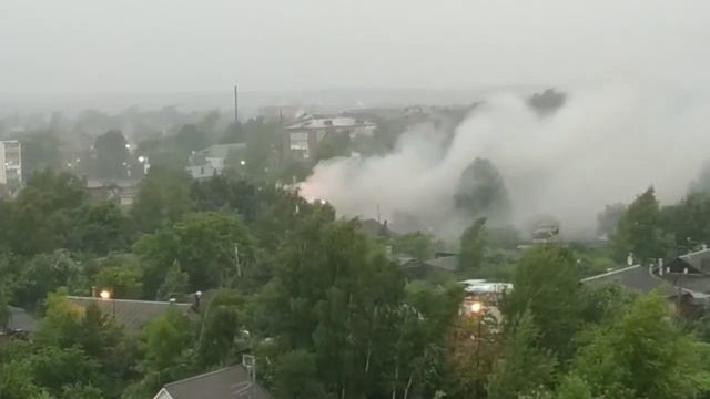 молния ударила - сгорел дом в Апрелевке (2022 07 07 18 30 04) смотреть онлайн