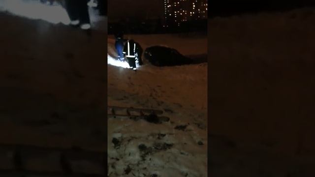 В Зеленограде из пруда достали машину, которую утопили из-за спора смотреть онлайн