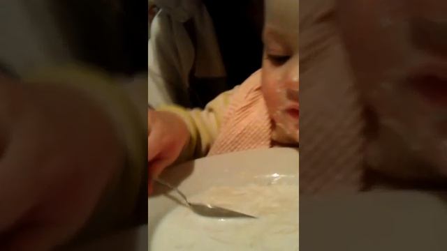 Вероника кушает суп