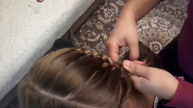 Две косички с односторонними прядями. смотреть онлайн