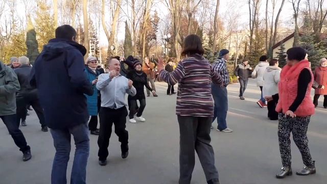 Света и Ваня жгут под весёлую песню!???/Супер танцы в парке Горького Харьков март 2021 смотреть онлайн