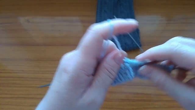 Повязка на голову спицами .Вязание косами . Knitting . МК . смотреть онлайн