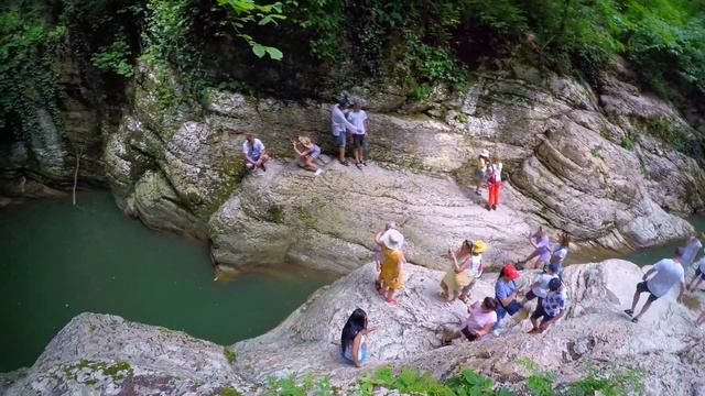 Сочи .По Агурскому ущелью Водопад национального парка .Краснодарский край смотреть онлайн