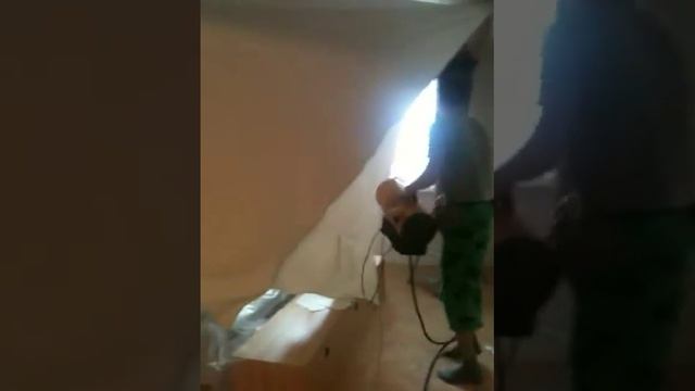 Вот как натягивают потолок. смотреть онлайн