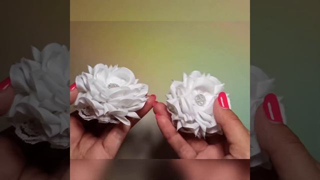 Резинки для волос "Камелия" (белые со стразой) #handmade #школьныебантики #резинкидляволос ? смотреть онлайн