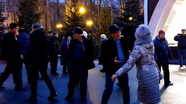 УКРАСИМ НАШ РОМАН, А ТЫ В ВОЛОСЫ МНЕ ЗАПЛЕТИ ЦВЕТЫ!???/ТАНЦЫ В ПАРКЕ ГОРЬКОГО ХАРЬКОВ НОЯБРЬ 2021 смотреть онлайн