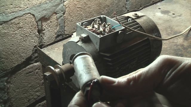 Как подключить трёхфазный  электродвигатель  к 220в с конденсатором и кнопкой пускателем?