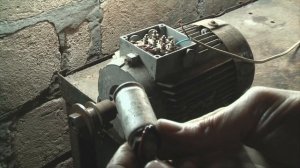 Как подключить трёхфазный  электродвигатель  к 220в с конденсатором и кнопкой пускателем?