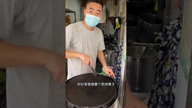 挑战吃100r的煎饼果子，小料加的满满的特别足，差点都包不上了【小魔鱼】 смотреть онлайн