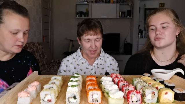 Мукбанг Роллы с Мамой/Отвечаем на вопросы смотреть онлайн