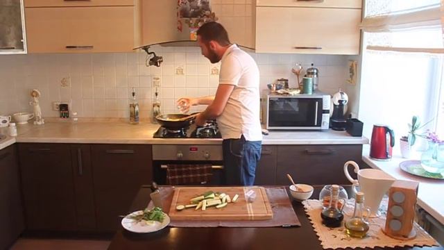 Курица с цуккини в сливочно-мятном соусе смотреть онлайн