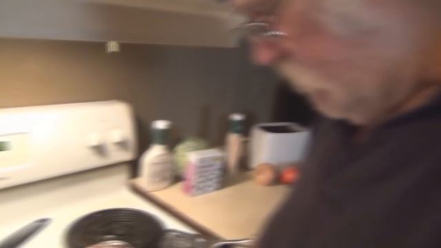 У ЗЛОГО ДЕДА кто-то съел все сосиски смотреть онлайн