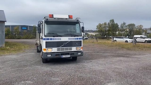 Köp Lastbil med maskinflak Volvo FL7 på Klaravik смотреть онлайн