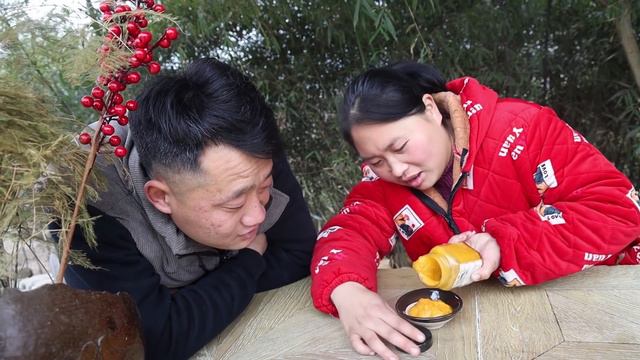 胖妹两口子真会玩，两人憋笑来挑战，做份咸蛋黄烤鸡翅，啃过瘾了~【陈说美食】 смотреть онлайн