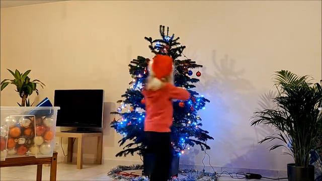 Александра из Kerstboom (Бельгия). Саша наряжает ёлочку и пишет письма и открытки друзьям. смотреть онлайн