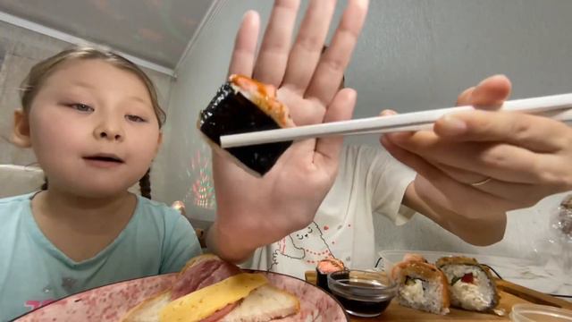 Мукбанг/роллы и сэндвичи 🥪 🍣/с сестренкой 🥰/ смотреть онлайн