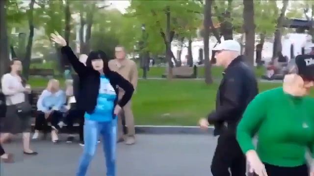 ЦЫГАНОЧКА!!! ВЕСЕЛЫЕ ТАНЦЫ В САДУ ШЕВЧЕНКО!!! смотреть онлайн