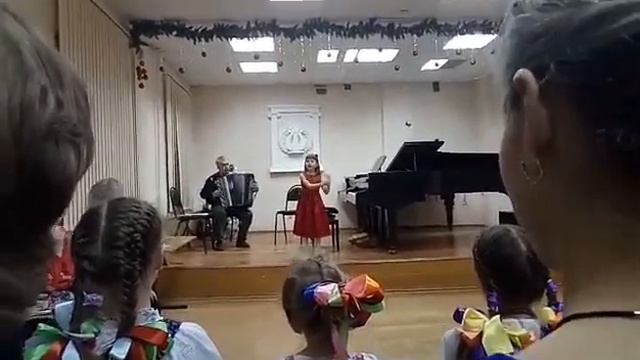Я выступаю на сцене пою песню сорока сорока смотреть онлайн