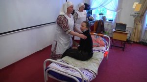 Усаживание пациента в кровати положение сидя на кровати со спущенными ногами  Часть 1