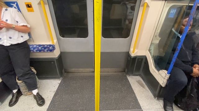 Russell Square to Holborn | London Underground Piccadilly Line Train Ride! смотреть онлайн