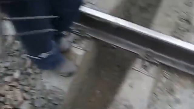 Жестокая работа монтеров пути (Вырезка выплесков на ж/д пути) смотреть онлайн