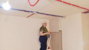 Как поклеить обои над дверью