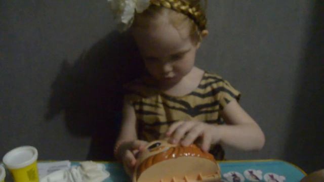 Play-Doh "Доктор Зубастик" от Hasbro (оригинал) распаковываем и играем вместе с Софи и Глебом) смотреть онлайн