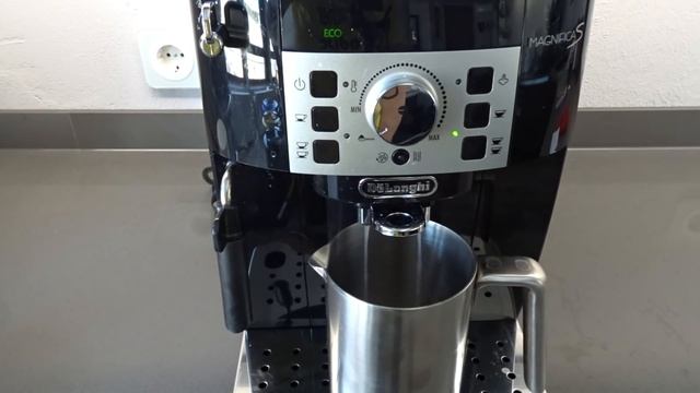 DELONGHI ECAM 22110B ENTKALKUNG / BRÜHGRUPPE MILCHDÜSE REINIGEN / WASSERFILTER WECHSEL смотреть онлайн