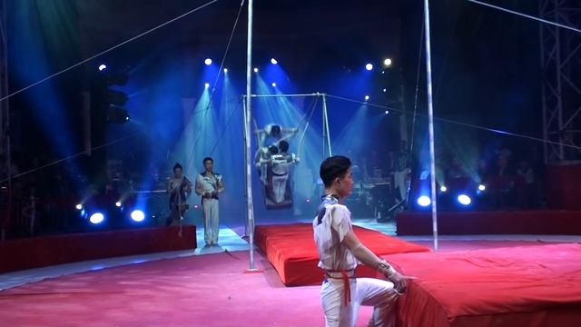 Акробаты на качелях и турниках - Национальный цирк Пхеньяна. National Circus Of Pyongyang (КНДР)