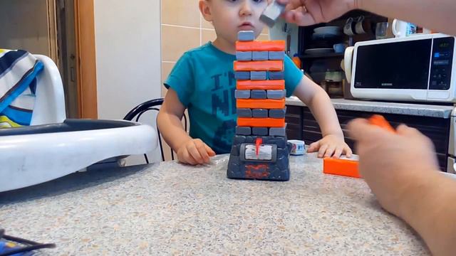 Играем с Максом в дженга квейк (playing width MAX jenga quake ) смотреть онлайн