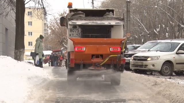 Уборка тротуаров в Кирове ведется круглосуточно смотреть онлайн
