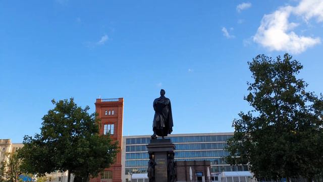 Das Schinkel-Denkmal auf dem Schinkelplatz in Berlin смотреть онлайн