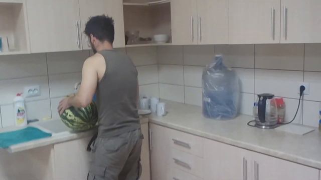 Астана. Арбузы в Казахстане в сентябре. Турист немец съел и не угостил. Спасибо Эльза угостила. смотреть онлайн