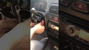 Заводим машину без ключа, замыкаем провода.
