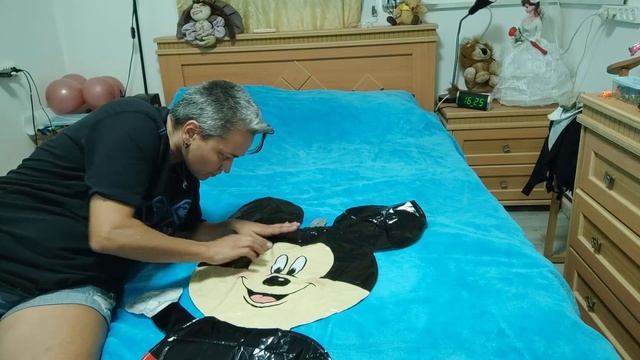 Как заклеить фольгированный шарик? Спасаем Микки Мауса! смотреть онлайн