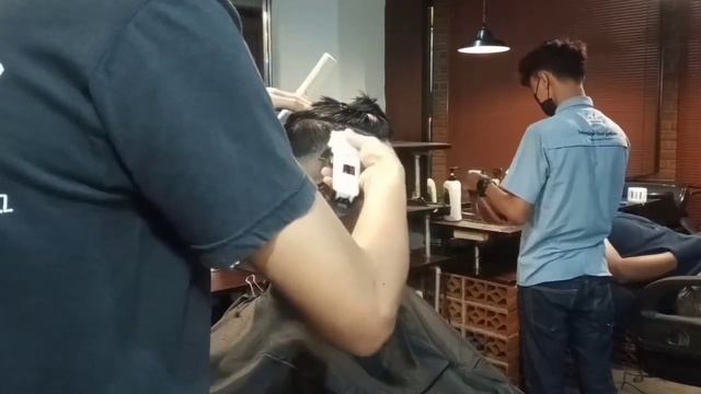 man bun fade haircut tutorial || BARBERSHOP INDONESIA STYLE || kemei 809 смотреть онлайн