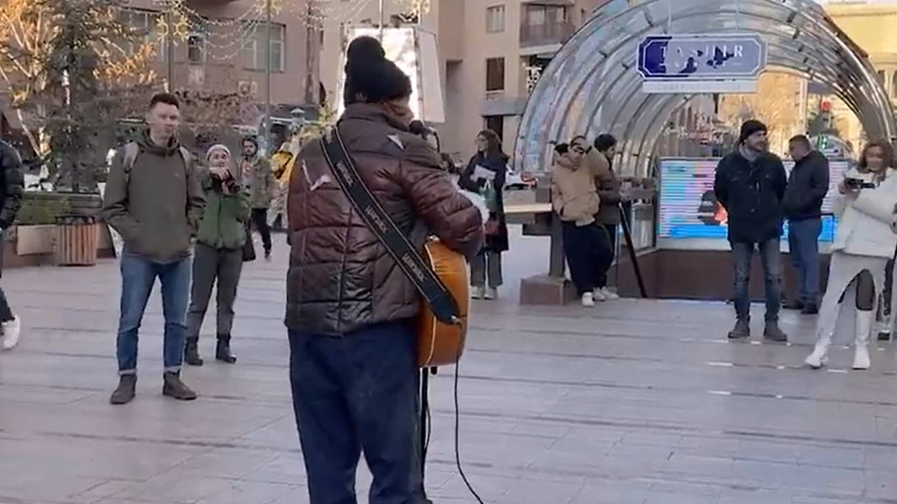 БОМЖ спел БОМЖА - СЕКТОР ГАЗА и ДОЖДЬ ДДТ все ПРОХОЖИЕ В ШОКЕ смотреть онлайн