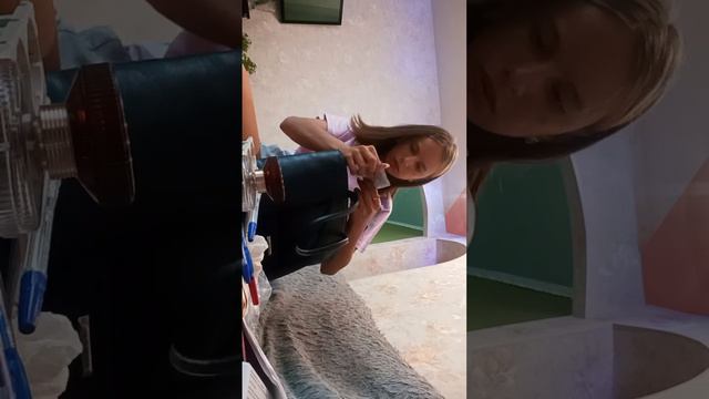обзор на сумку и что в ней есть. там трэш. бабы носит с собой сломанную разетку?! да...2 часть скор смотреть онлайн
