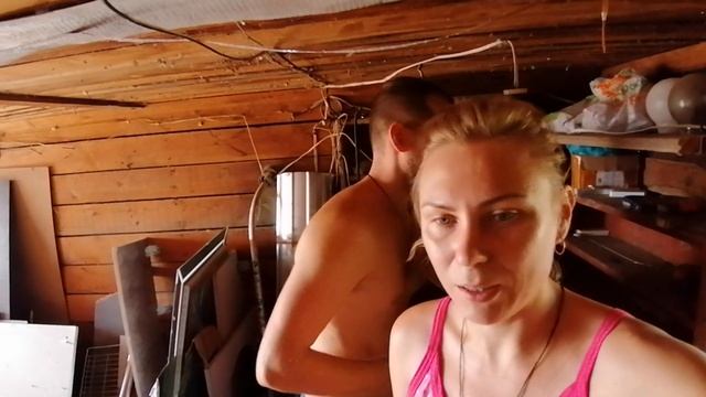 Так бывает, когда бросают дома. Разхламляемся.