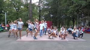 Зажигательный танец первого отряда
