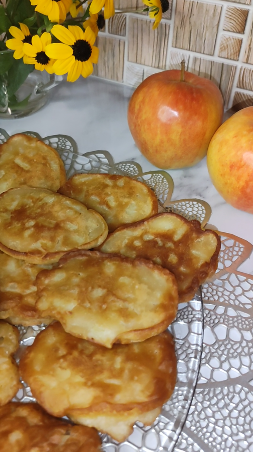 Они такие нежные и вкусные! Смешиваем яблоки с тестом и готовим яблочные оладьи. Рецепт на кефире. смотреть онлайн