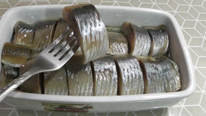 Как засолить селедку сухим посолом.