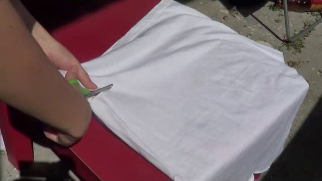 Как сделать классный топ из футболки/ easy DIY: cut T-Shirt into a cool top смотреть онлайн