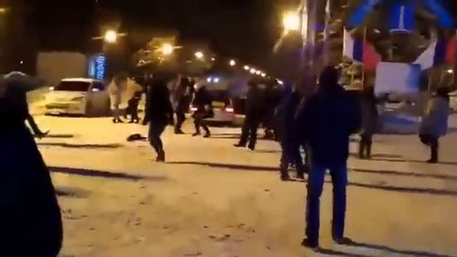 В Ульяновске ребята на авто устроили импровизированную новогоднюю дискотеку на ёлке. ВИДЕО смотреть онлайн