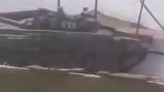 Неудачная погрузка танка на ж/д платформу смотреть онлайн